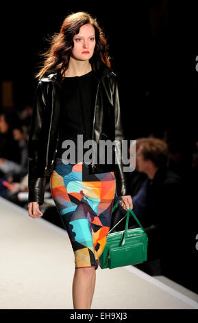 Paris, Frankreich. 10. März 2015. Ein Modell stellt eine Kreation von Agnes b. während der Paris Fashion Week Herbst/Winter 2015-2016 in Paris, Frankreich, am 10. März 2015. Bildnachweis: Chen Xiaowei/Xinhua/Alamy Live-Nachrichten Stockfoto