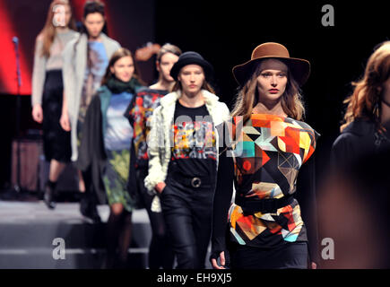 Paris, Frankreich. 10. März 2015. Kreationen von Agnes b. präsentieren während der Paris Fashion Week Herbst/Winter 2015-2016 in Paris, Frankreich, am 10. März 2015. Bildnachweis: Chen Xiaowei/Xinhua/Alamy Live-Nachrichten Stockfoto