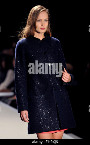 Paris, Frankreich. 10. März 2015. Ein Modell stellt eine Kreation von Agnes b. während der Paris Fashion Week Herbst/Winter 2015-2016 in Paris, Frankreich, am 10. März 2015. Bildnachweis: Chen Xiaowei/Xinhua/Alamy Live-Nachrichten Stockfoto