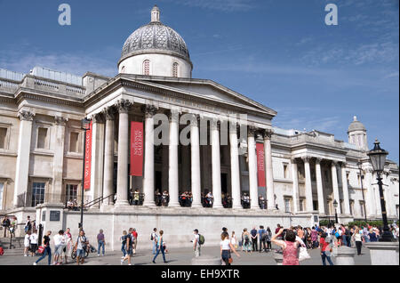 London, 21. August 2013: Touristen bewundern die weißen Säulen der Nationalgalerie auf 21 Aug am Trafalgar Square in London, UK Stockfoto