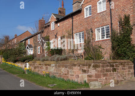 Dorf Churton, Cheshire, England. Malerische Frühjahr Blick auf Häuser auf Churtons Pumpe Lane. Stockfoto