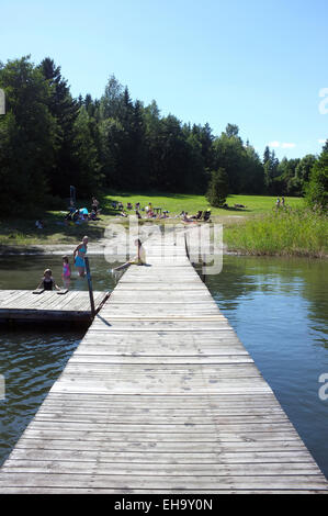 Ein Steg auf einer Küste Bucht in der Nähe von Hallstavik in Schweden. Stockfoto
