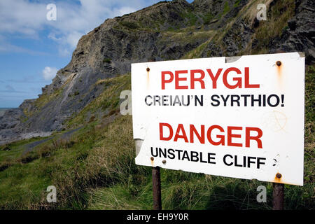 Eine Klippe Warnschild in Walisisch und Englisch. Stockfoto
