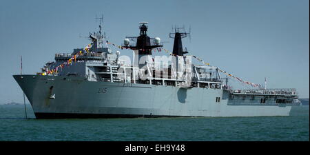 AJAX-NEWS-FOTOS - 28. JUNI 2005. PORTSMOUTH, ENGLAND. -T200 INTERNATIONAL FLEET REVIEW ANGRIFF SCHIFF HMS BULWARK, 18.500 TONNEN BEAUFTRAGT 2004. FOTO: JONATHAN EASTLAND/AJAX REF: D152706 / 169 Stockfoto