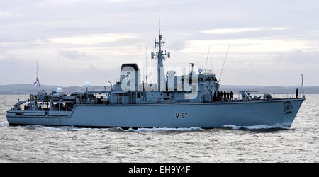 AJAXNETPHOTO. JANUAR 2014. PORTSMOUTH, ENGLAND. - MINEN-GEGENMASSNAHMEN FÜR SCHIFFSRÜCKFÜHRUNGEN. - HMS CHIDDINGFOLD KEHRT ZURÜCK. (UPDATE VOM 19. JANUAR 2024; SCHIFF AN KOLLISION MIT DER HMS BANGOR IN BAHRAIN BETEILIGT.) FOTO: TONY HOLLAND/AJAX REF: DTH142101 6624 Stockfoto