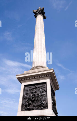 London, 21. August 2013: Bronze-Reliefs aus erbeuteten französischen Kanonen gegossen schmücken die Sockel der Nelsonsäule, Trafalgar Square Stockfoto
