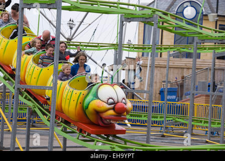 BRIDLINGTON, ENGLAND - 21 Juli: Kinder und Eltern fahren die Raupe Achterbahn am 17. Juli 2013 in Bridlington, Großbritannien Stockfoto