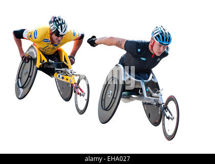 Behinderte Athleten, die Teilnahme an den London Marathon Rollstuhl Rennen auf einem weißen Hintergrund Stockfoto