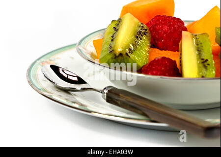 Salat von frischen Früchten in eine Schüssel geben Stockfoto