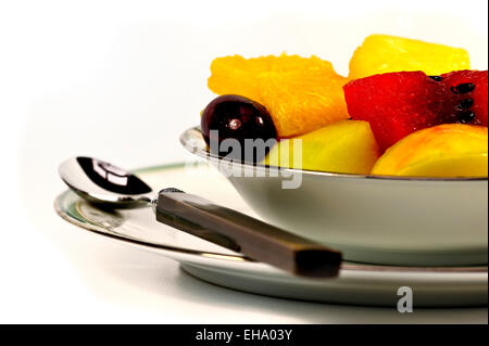 Salat von frischen Früchten in eine Schüssel geben Stockfoto