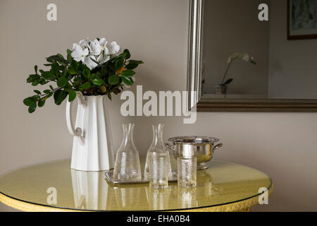 Stillleben, Krug mit Wasserflaschen und silbernen Topf Blumen in einem weißen Porcelin. Stockfoto