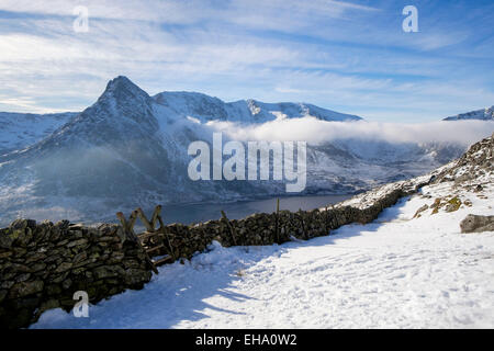 Leiter Stil über Stein Wand an Carneddau mit Mount Tryfan und Glyderau Berge im Winter. Ogwen Valley Snowdonia National Park (Eryri) Wales UK Stockfoto