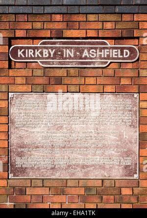 Eine Gedenktafel befindet sich am Bahnhof, erklärt die Geschichte der Lokalbahn. In Kirkby In Ashfield, Nottinghamshire Stockfoto