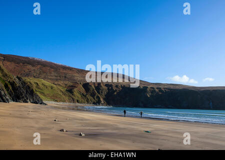 Zwei Personen auf Silver Strand, oder Trabane Strand, in der Nähe von Malin Beg, Donegal, auf Irlands Wild Atlantic Way. Stockfoto