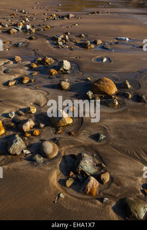 Felsen auf der Silver Strand Beach oder Trabane Beach, in der Nähe von Malin Beg, Donegal, auf Irlands Wild Atlantic Way. Stockfoto