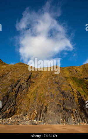 Wellen brechen sich am Silver Strand oder Trabane Strand in der Nähe von Malin Beg, Donegal, auf Irlands Wild Atlantic Way. Stockfoto