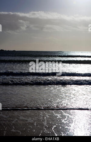 Wellen brechen sich am Silver Strand oder Trabane Strand in der Nähe von Malin Beg, Donegal, auf Irlands Wild Atlantic Way. Stockfoto