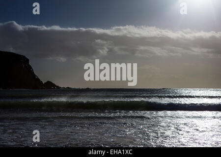 Wellen brechen sich am Silver Strand oder Trabane Strand in der Nähe von Malin Beg, Donegal, auf Irlands Wild Atlantic Way. Stockfoto