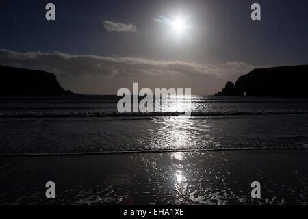 Wellen brechen sich am Silver Strand oder Trabane Strand in der Nähe von Malin Beg, Donegal, auf Irlands Wild Atlantic Way. Stockfoto