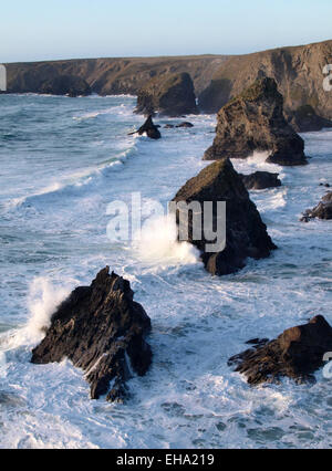 Meer-Stacks an Carnewas bekannt als Bedruthan Steps, Cornwall, UK Stockfoto