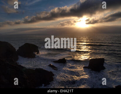 Sonnenuntergang über Sea Stacks am Carnewas bekannt als Bedruthan Steps, Cornwall, UK Stockfoto