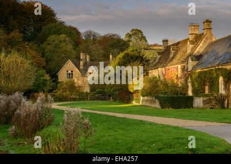 Blick auf das Cotswold Dorf Upper Slaughter in Gloucestershire in den frühen Morgenstunden, UK Stockfoto