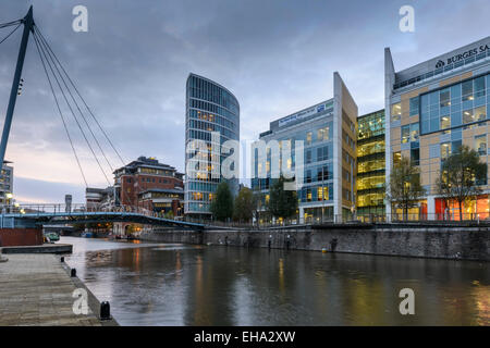 Valentine Brücke über Floating Harbour und Neubau von Wohnungen und Büros, Bristol, UK Stockfoto