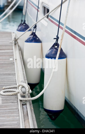 Segelboot Seite Kotflügel Nahaufnahme. Boot-Schutz. Vertikale erschossen Stockfoto