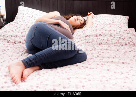 Volle Amtszeit schwanger Frau schläft. Stockfoto