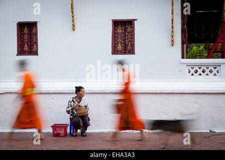 Mönchen Almosen in Luang Prabang, Laos Stockfoto