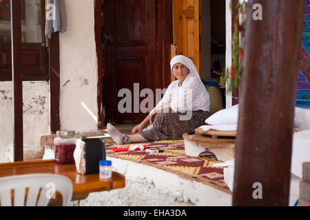 Porträt einer türkischen Frau mit Kopftuch auf ihrer Veranda in einem kleinen Dorf Stockfoto
