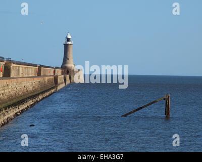 Newcastle Upon Tyne, UK. 10. März 2015. UK-Wetter: Warmer Frühling Sonnenschein am Himmel bei Flut über dem Eingang zum Fluss Tyne bei Tynemouth. Bildnachweis: James Walsh/Alamy Live-Nachrichten Stockfoto