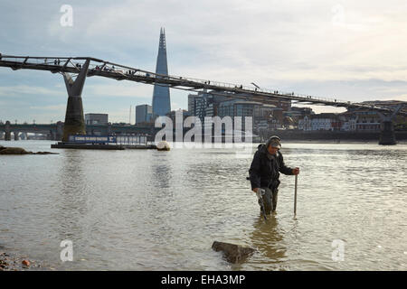 London, UK. 10. März 2015. Ein Frühling Ebbe auf der Themse und "Mudlark" sucht nach historischen verlorenen Münzen und Artefakte Credit: Steve Hickey/Alamy Live News Stockfoto