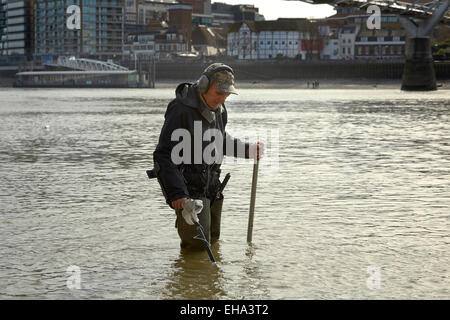 London, UK. 10. März 2015. Ein Frühling Ebbe auf der Themse und "Mudlark" sucht nach historischen verlorenen Münzen und Artefakte Credit: Steve Hickey/Alamy Live News Stockfoto