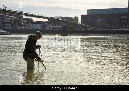 London, UK. 10. März 2015. Ein Frühling Ebbe auf der Themse und "Mudlark" sucht nach historischen verlorenen Münzen und Artefakte Credit: Steve Hickey/Alamy Live News Stockfoto