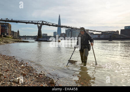 London, UK. 10. März 2015. Ein Frühling Ebbe auf der Themse und "Mudlark" sucht nach historischen verlorenen Münzen und Artefakte Credit: Steve Hickey/Alamy Live News Stockfoto