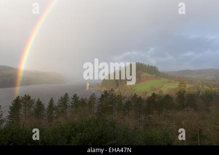 Erhöhten Aussicht eines Regenbogens bilden über Lake Vyrnwy, mit dem gotischen gestaltete Straining Turm im Hintergrund. Stockfoto