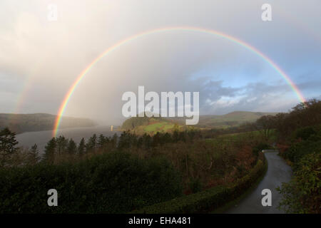 Erhöhten Aussicht eines Regenbogens bilden über Lake Vyrnwy, mit dem gotischen gestaltete Straining Turm im Hintergrund. Stockfoto