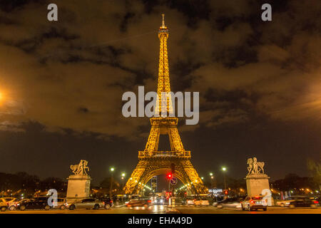 Der Eiffelturm in Paris, Frankreich, betrachtet von der Place de Varsovie. Stockfoto