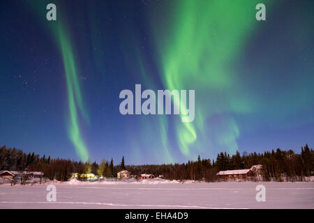 Die Aurora Borealis oder Nordlichter am Nachthimmel über einen gefrorenen See bei Levi Lapland Finland Stockfoto