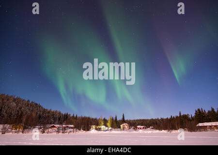 Die Aurora Borealis oder Nordlichter am Nachthimmel über einen gefrorenen See bei Levi Lapland Finland Stockfoto