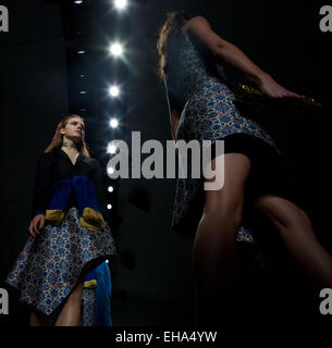 Vereinigtes Königreich, London: Modelle präsentieren Kreationen für die Osman-Sammlung im Herbst 2014 / Winter London Fashion Week in London am 18. Februar 2014. Stockfoto