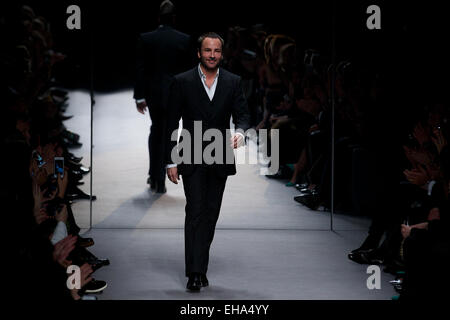 Vereinigtes Königreich, London: Designer Tom Ford Dank das Publikum am Ende seiner dargestellten im Herbst 2014 / Winter London Fashionweek in London am 17. Februar 2014. Stockfoto