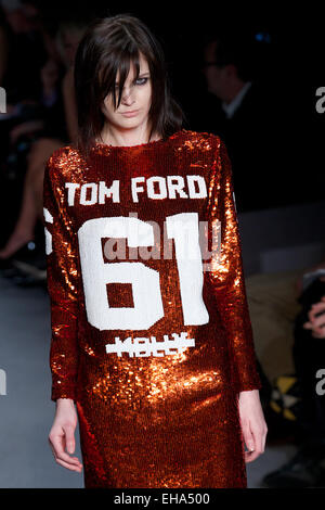 Vereinigtes Königreich, London: Modelle präsentieren Kreationen für die Tom Ford Kollektion im Jahr 2014-Herbst / Winter London Fashion Week in London am 17. Februar 2014. Stockfoto