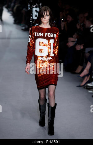 Vereinigtes Königreich, London: Modelle präsentieren Kreationen für die Tom Ford Kollektion im Jahr 2014-Herbst / Winter London Fashion Week in London am 17. Februar 2014. Stockfoto