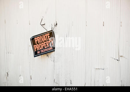 Private Property keinerlei Trespassing locker um ein Gebäude aus Metall befestigt Stockfoto