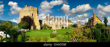 Das halbe Fachwerkhaus Torhaus halten, Halle und Garten Stokesay Castle, Shropshire, England Stockfoto