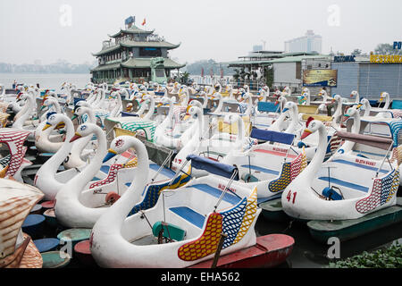 Geformten Vogel Tretboot Schwan, Boote, am Westsee, Hanoi, Vietnam, Hanoi, Ho Tay hausieren. Stockfoto