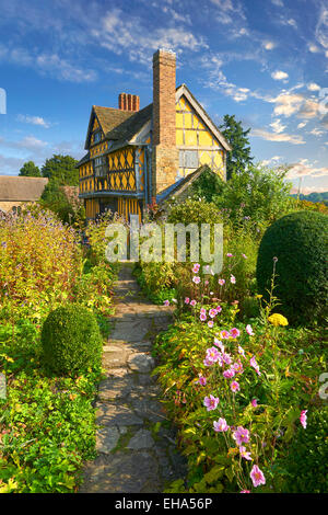 Die halbe Fachwerkhaus Tor Haus und Garten von Stokesay Castle, Shropshire, England Stockfoto