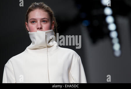 Vereinigtes Königreich, London: Modelle präsentieren Werke aus der Sammlung J.JS Lee im Herbst 2014 / Winter London Fashion Week in London am 14. Februar 2014. Stockfoto